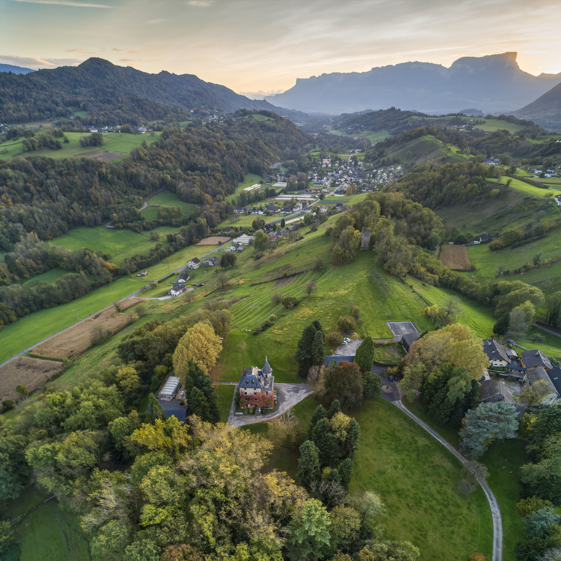 Vue aérienne du Château de la Tour du Puits dans la vallée