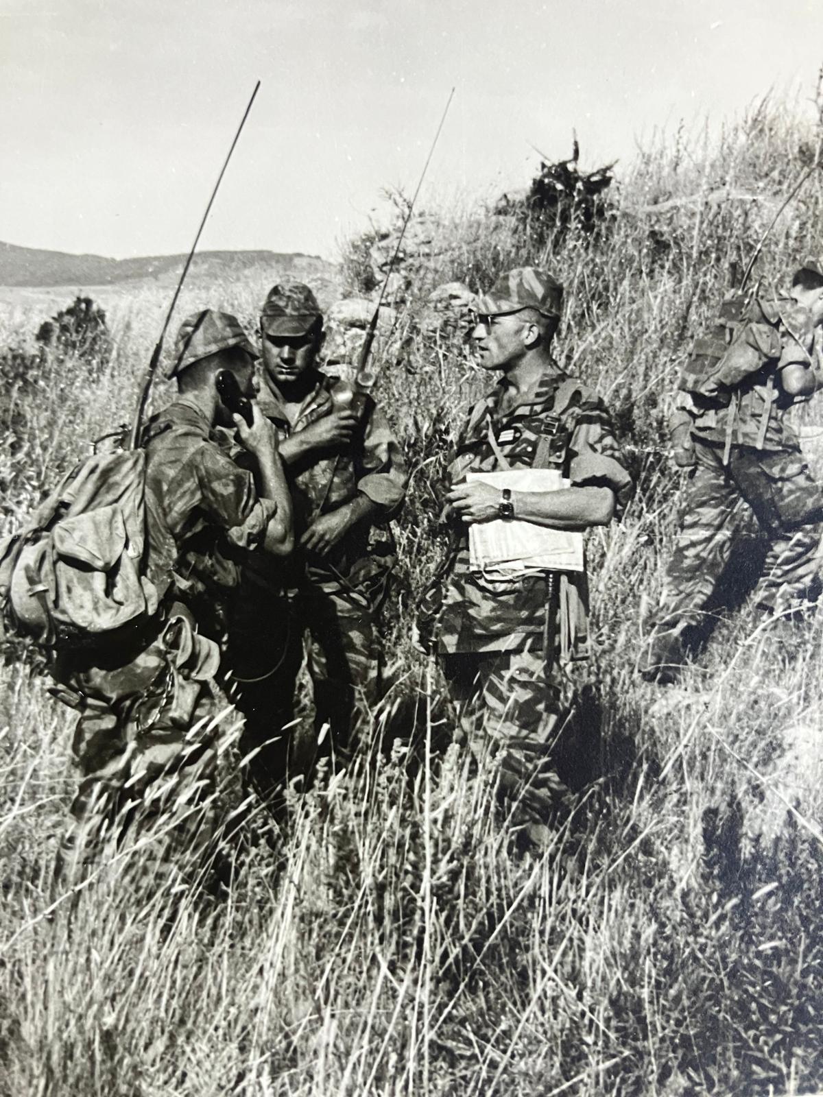 Militaires sur le terrain avec antennes radio