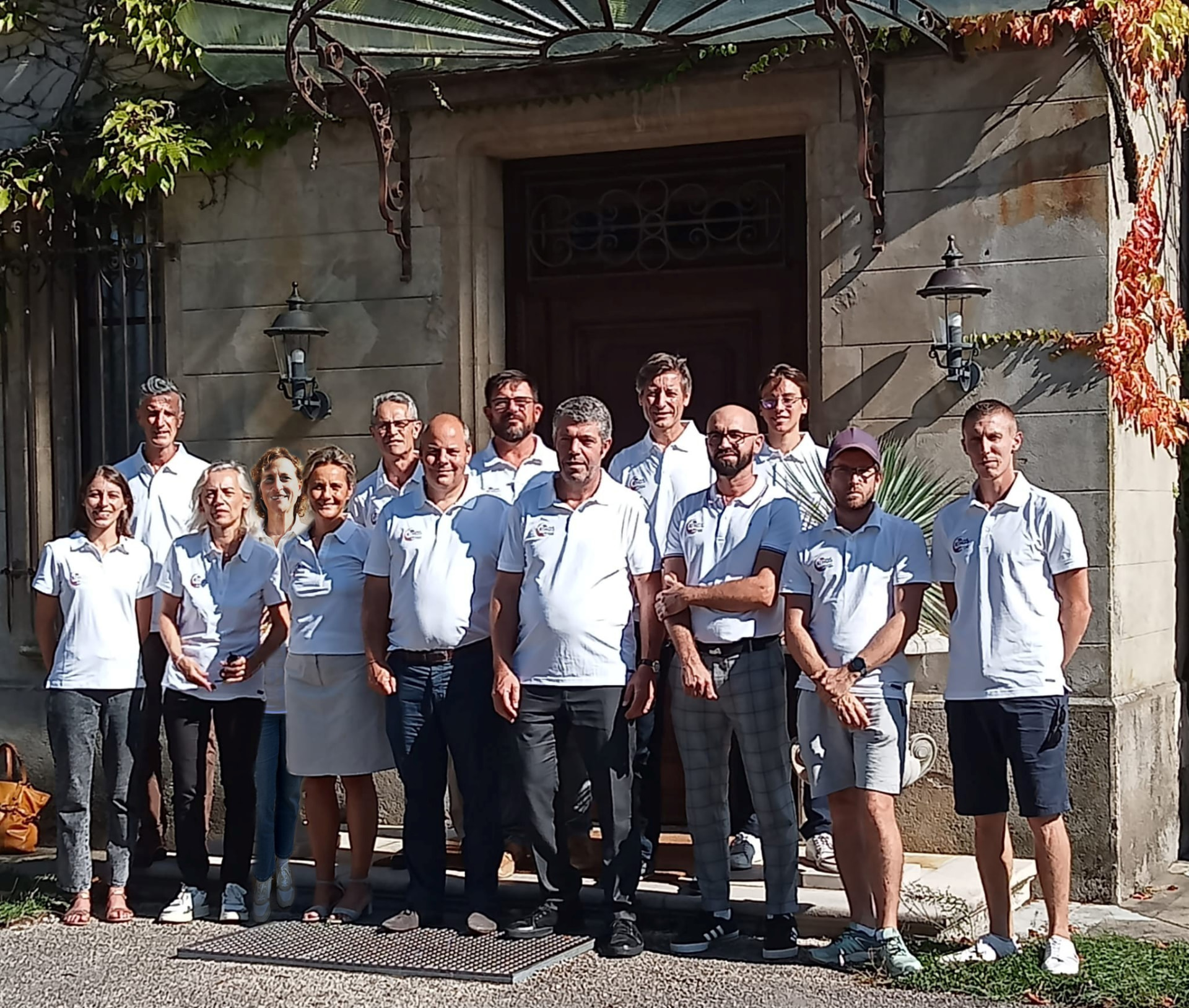 Photo de groupe devant l’entrée de la Maison Athos Cœur de Savoie