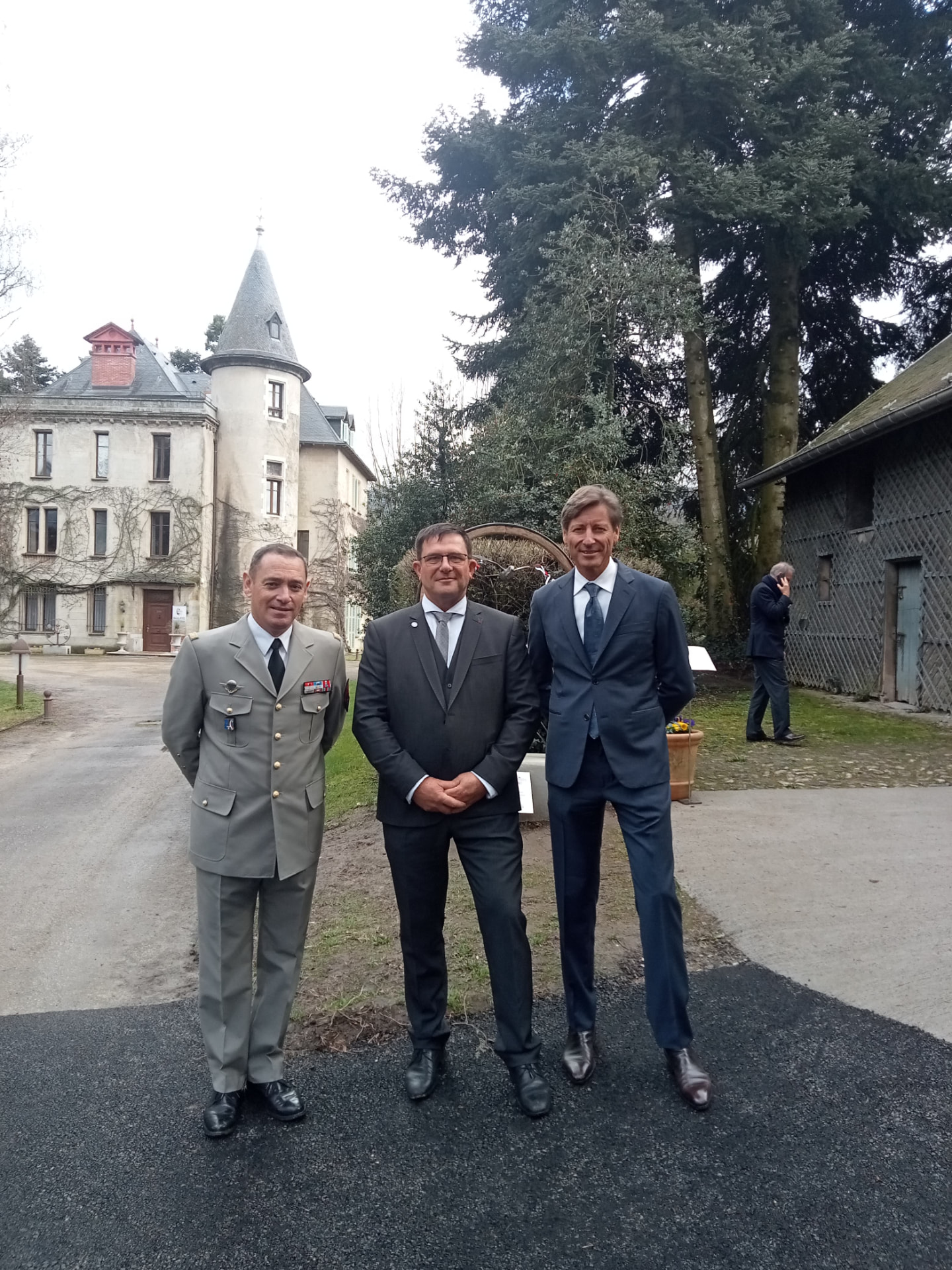 René Debuire, Patrice Quevilly et Jacques Henninot devant le château